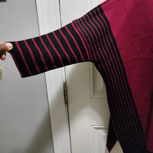 Chic Burgundy Turtleneck Poncho Size XL - Picture 3 of 6